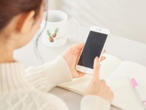 スマホを見ると猫背になりやすいこれがたるみの原因