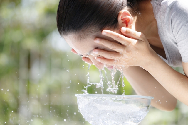 朝の水洗顔は皮脂が落とせないのでNG